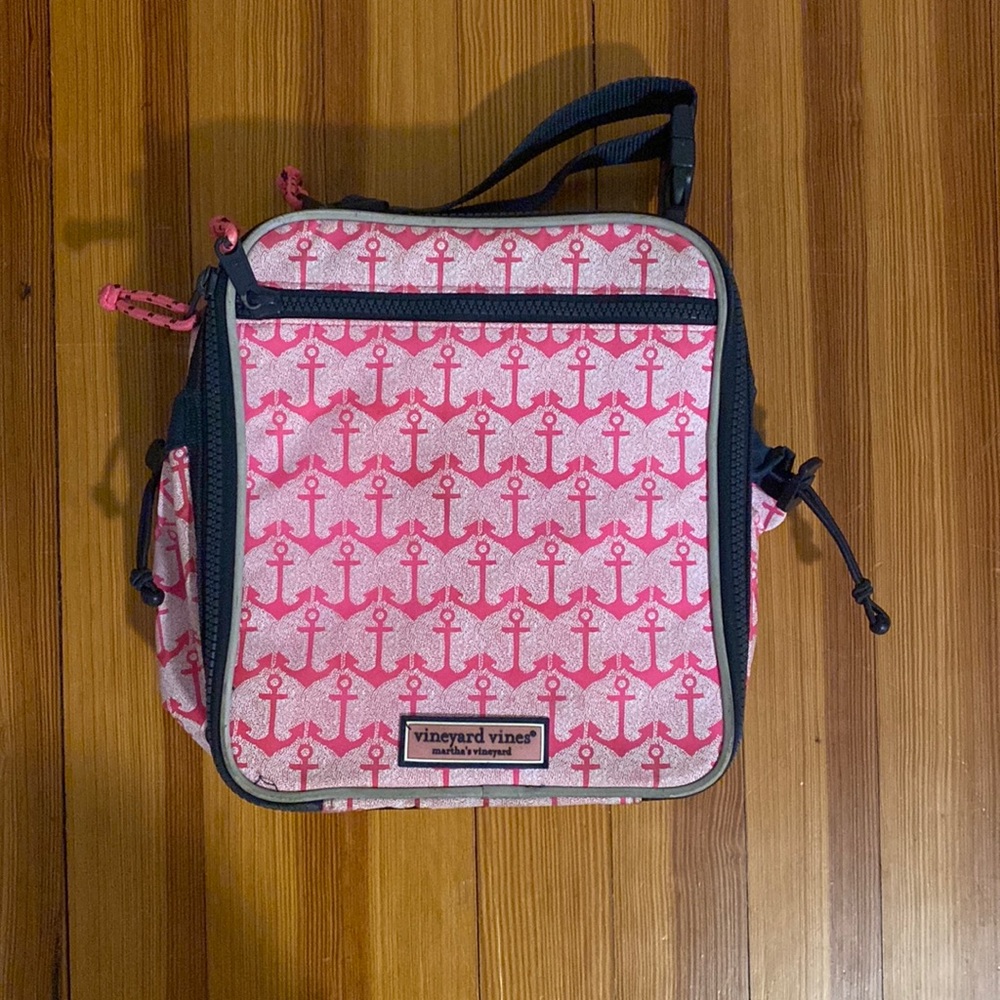 Really cute vineyard vines lunchbox for girls!!
